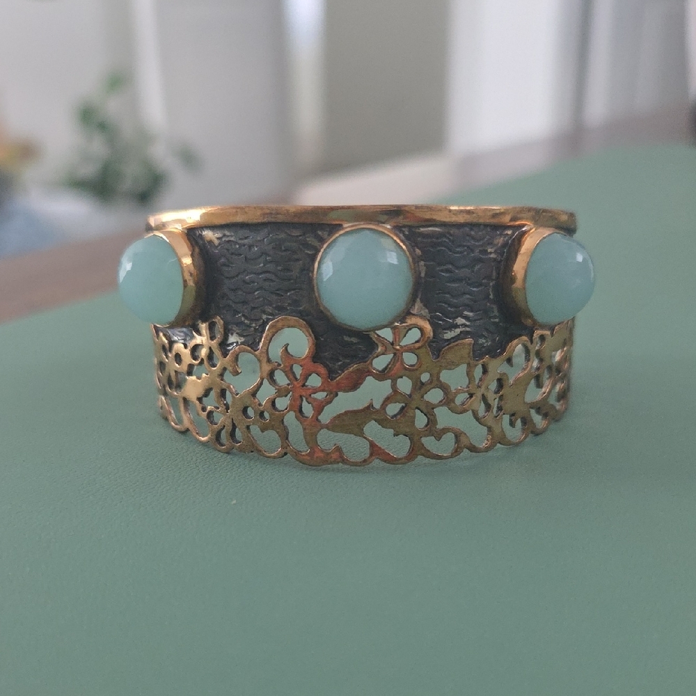 Elegant Gold and Green Women's Bracelet - Picture 2 of 8